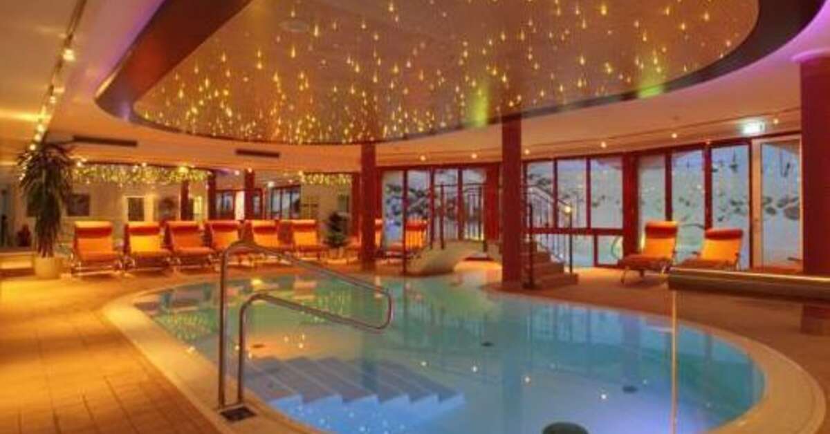 Een foto van het zwembad bij Urslauerhof Berg & Spa Hotel