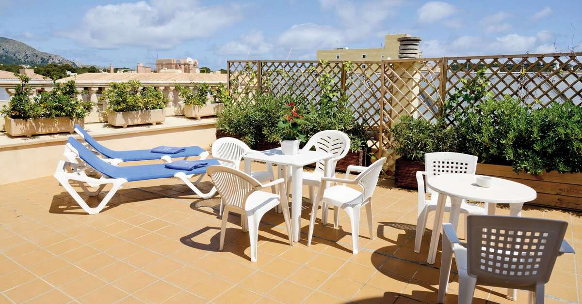 Een foto van het terras bij Hotel Amoros