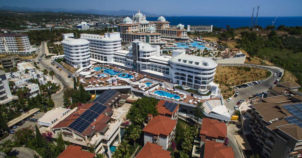 Een foto van de buitenkant van Laguna Beach Alya Resort & Spa