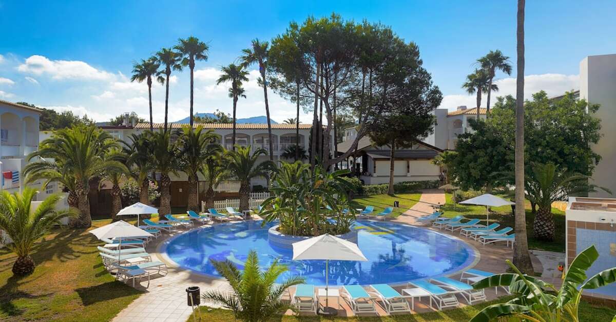 Een foto van het zwembad bij Hotel Vibra Cala Tarida