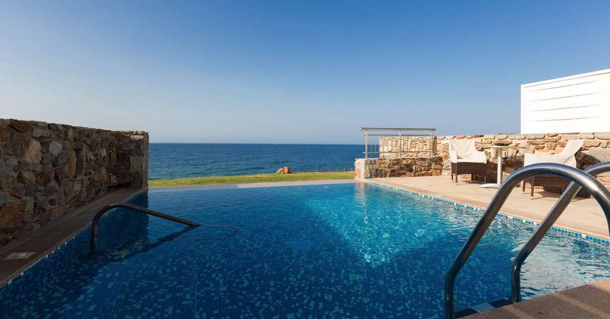 Een foto van het zwembad bij The Royal Blue Resort & Spa