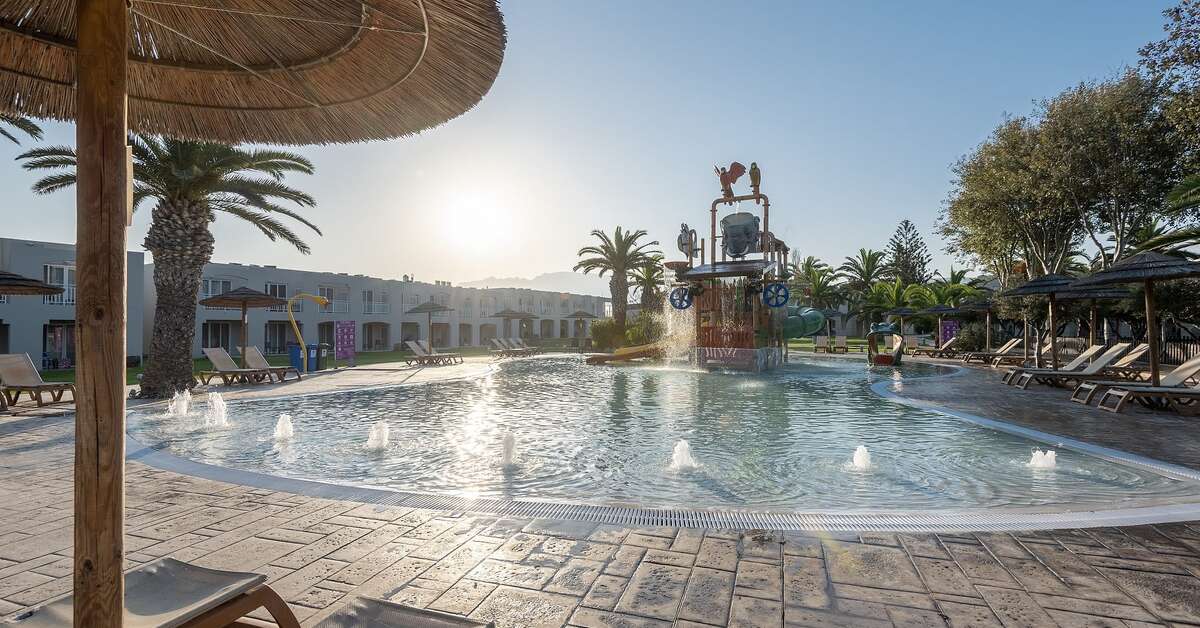 Een foto van het zwembad bij Akti Coast Club