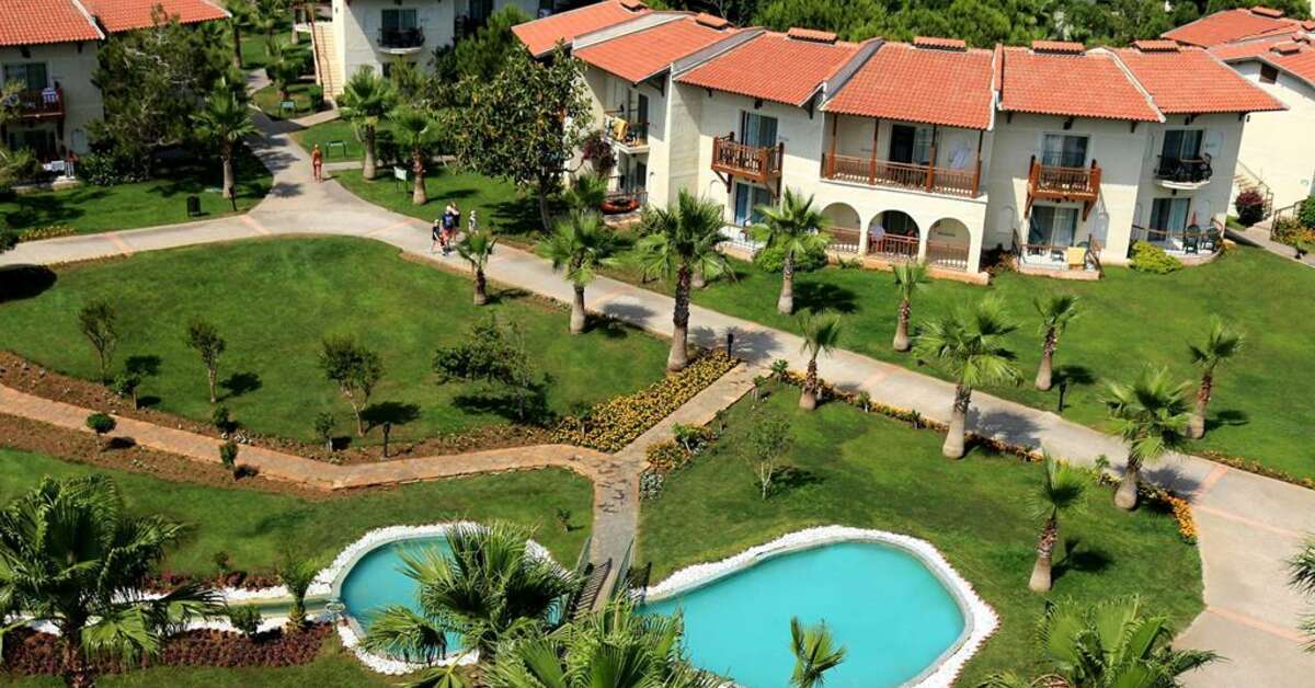 Een foto van het zwembad bij Papillon Belvil Resort & Spa