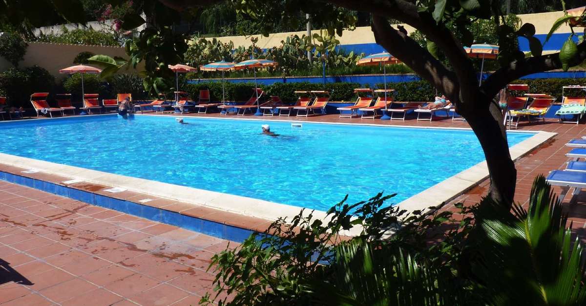 Ein Foto vom Pool im Hotel Grotticelle