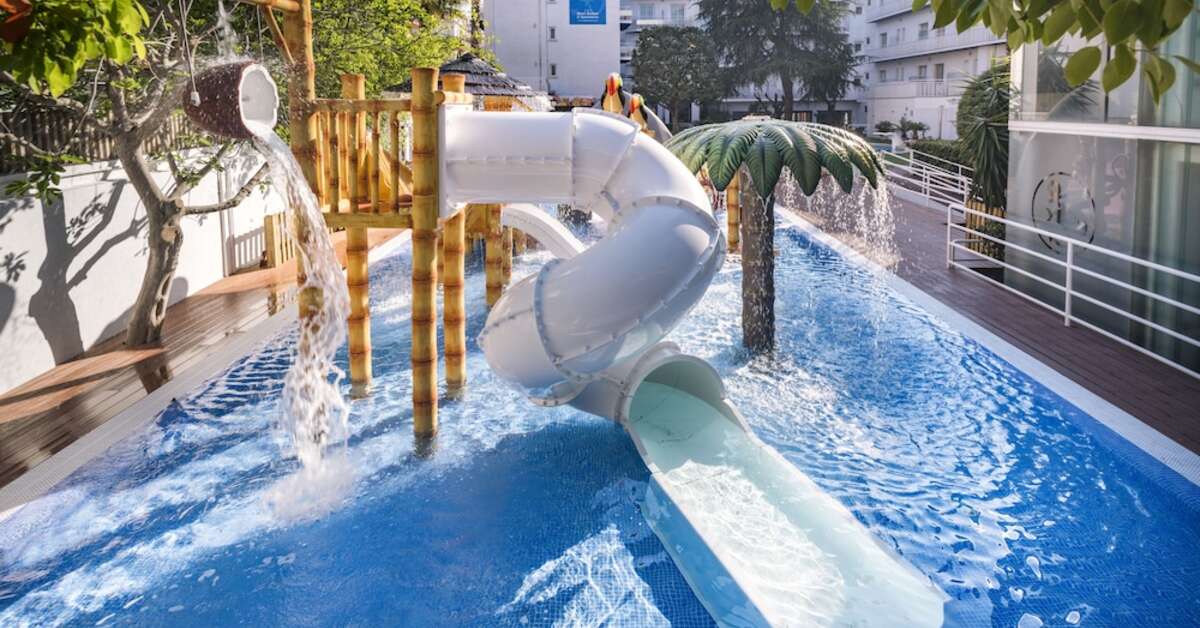 Een foto van het zwembad bij GHT Balmes Hotel Aparthotel & Splash