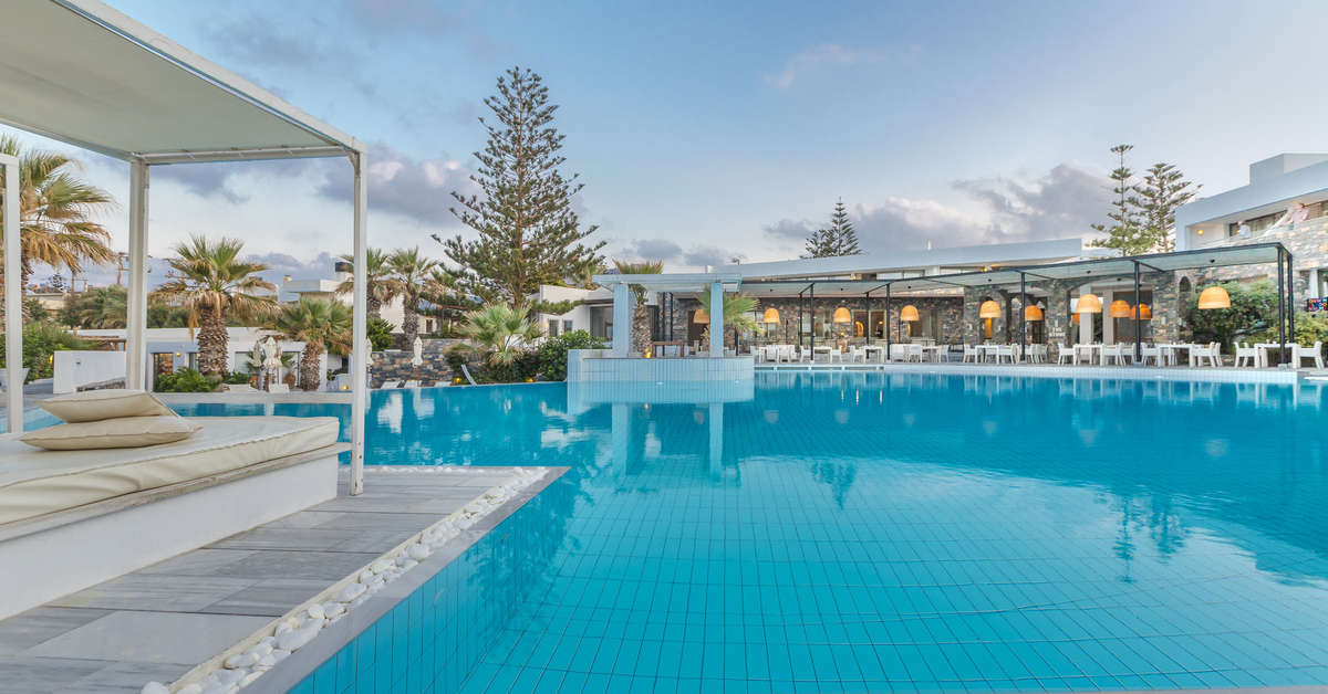 Een foto van het zwembad bij The Island Hotel