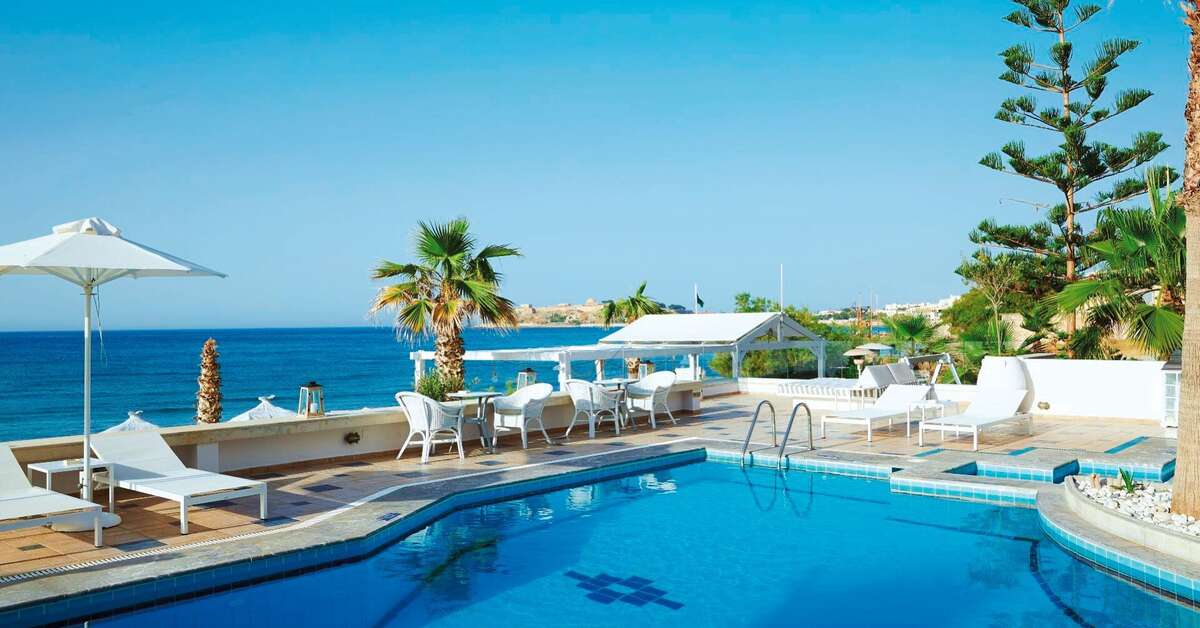 Een foto van het zwembad bij Petradi Beach Lounge Hotel