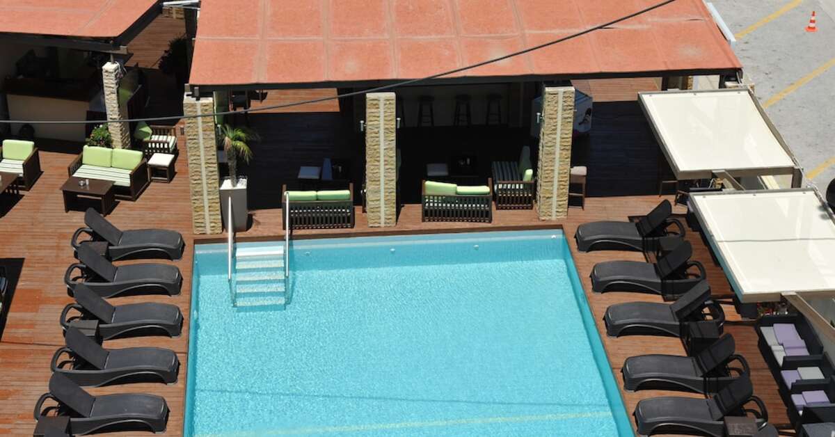 Een foto van het zwembad bij Heleni Beach Hotel
