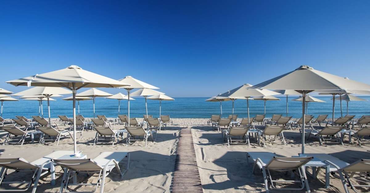 Een foto van het strand bij Atlantis Beach Hotel