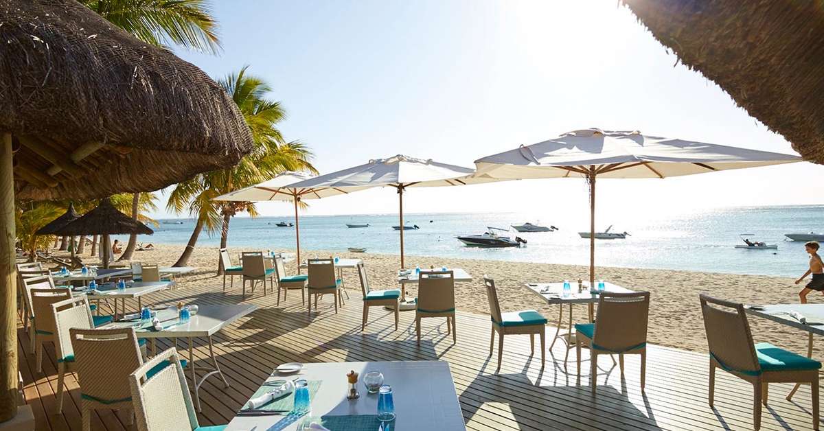 Een foto van het terras bij LUX Le Morne