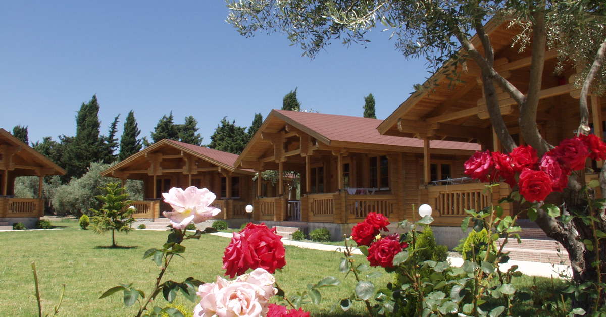 Een foto van de buitenkant van Sandy's Studios & Log Villas