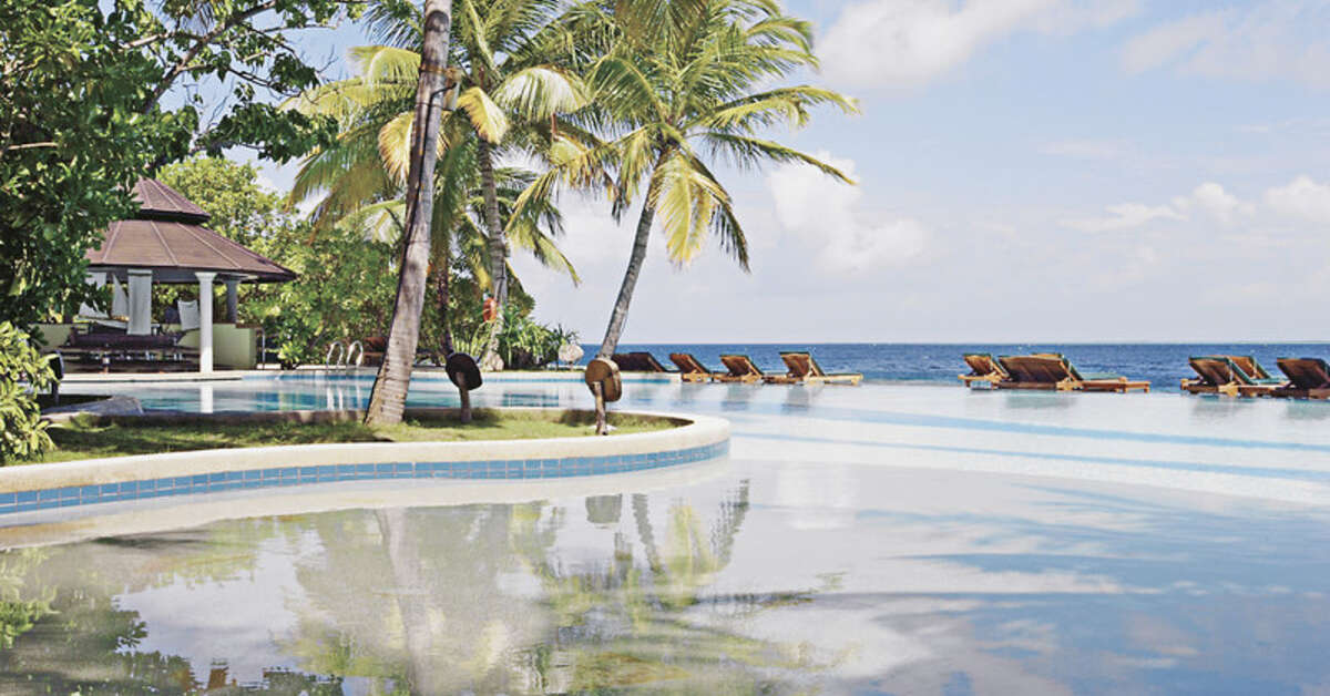 Een foto van het zwembad bij Royal Island Resort & Spa