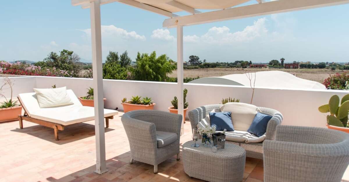 Een foto van het terras bij Relais Antiche Saline