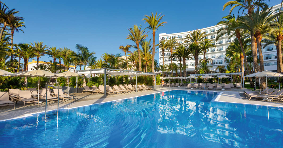 Een foto van het zwembad bij Riu Palace Palmeras