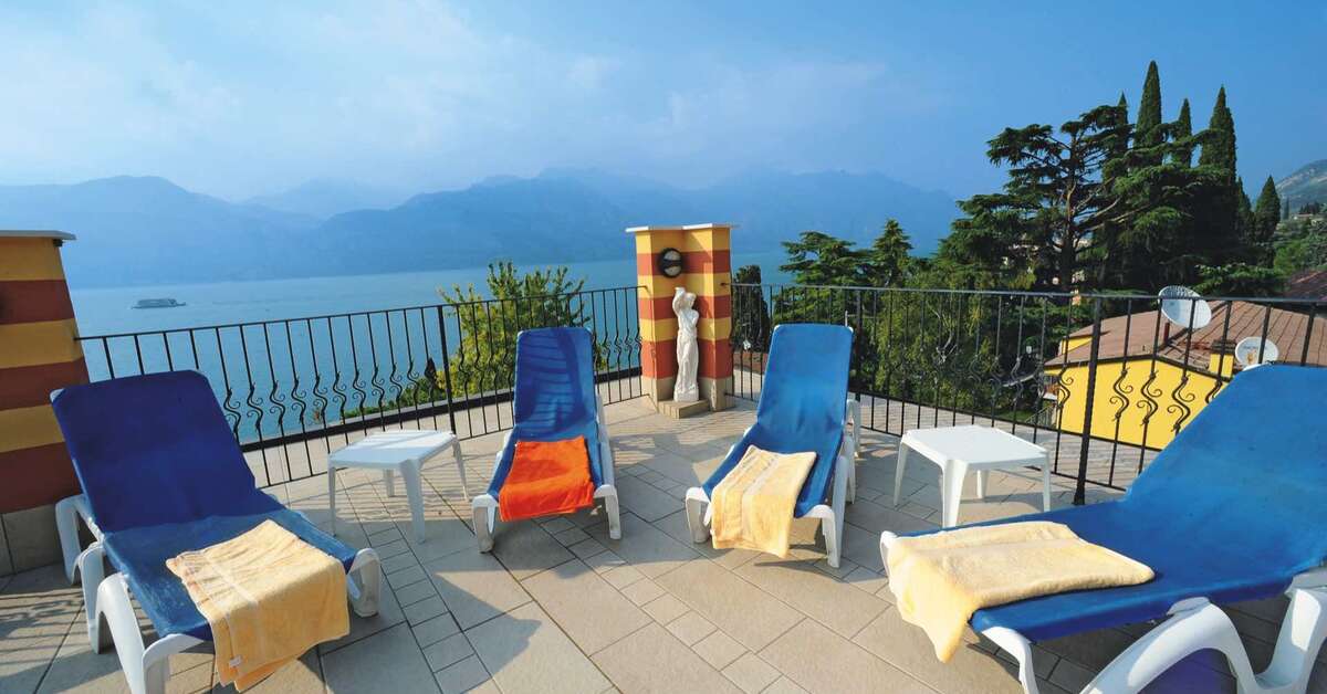 Een foto van het terras bij Hotel Cristallo Malcesine