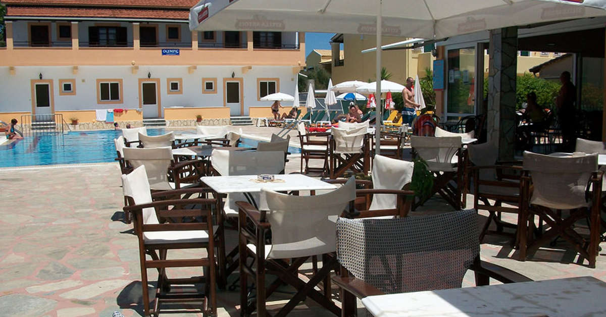 Een foto van het terras bij Takis Appartementen Sidari
