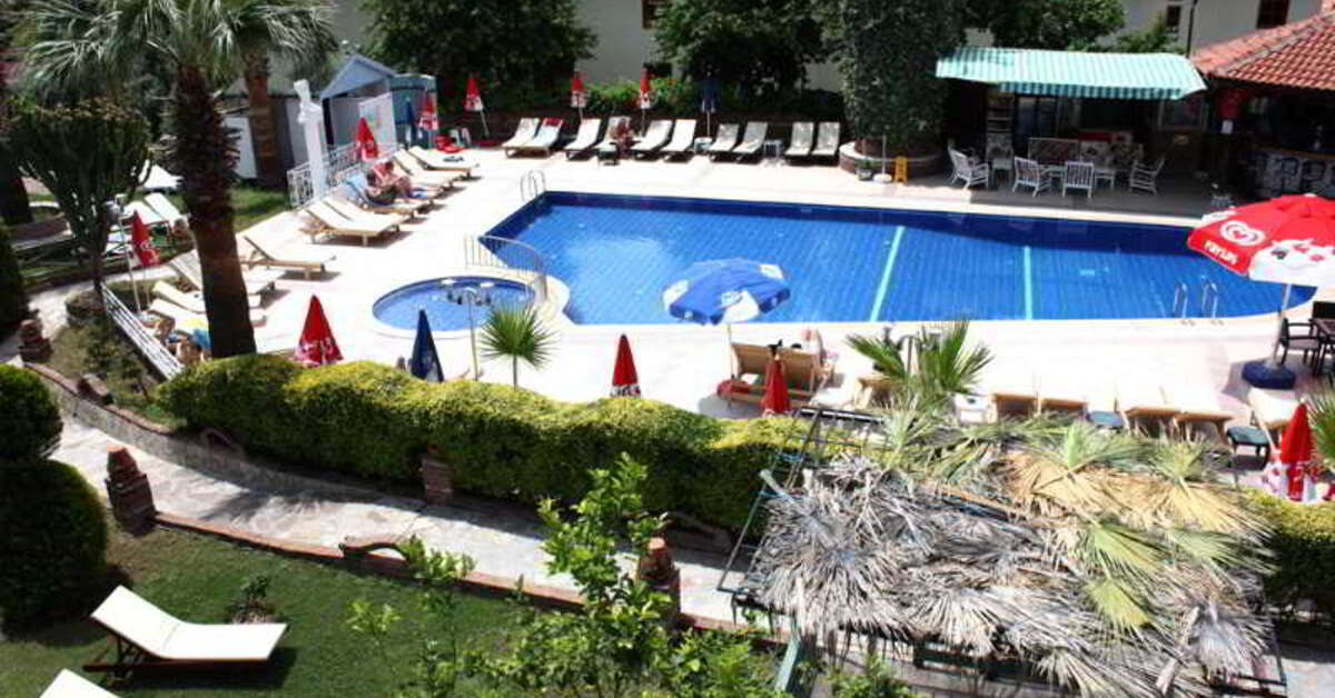 Een foto van het zwembad bij Majestic Hotel