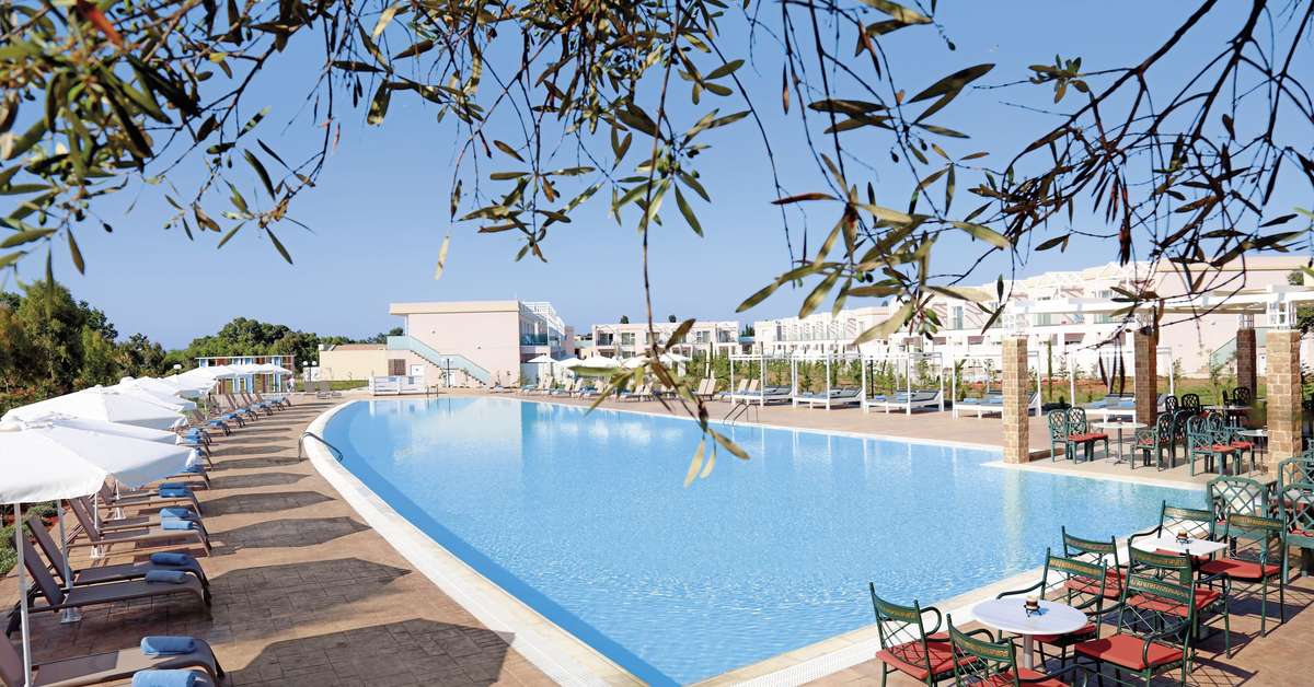 Een foto van het zwembad bij Sandy Beach & Villas