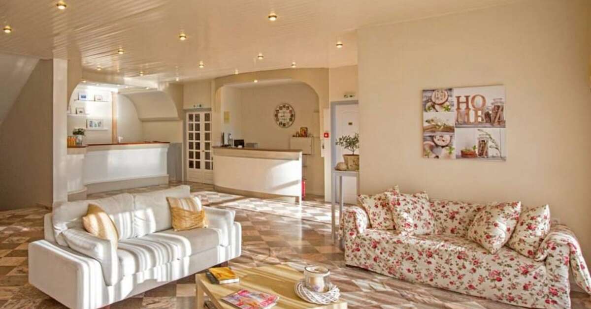 Een foto van het interieur van Aurora Beach Hotel