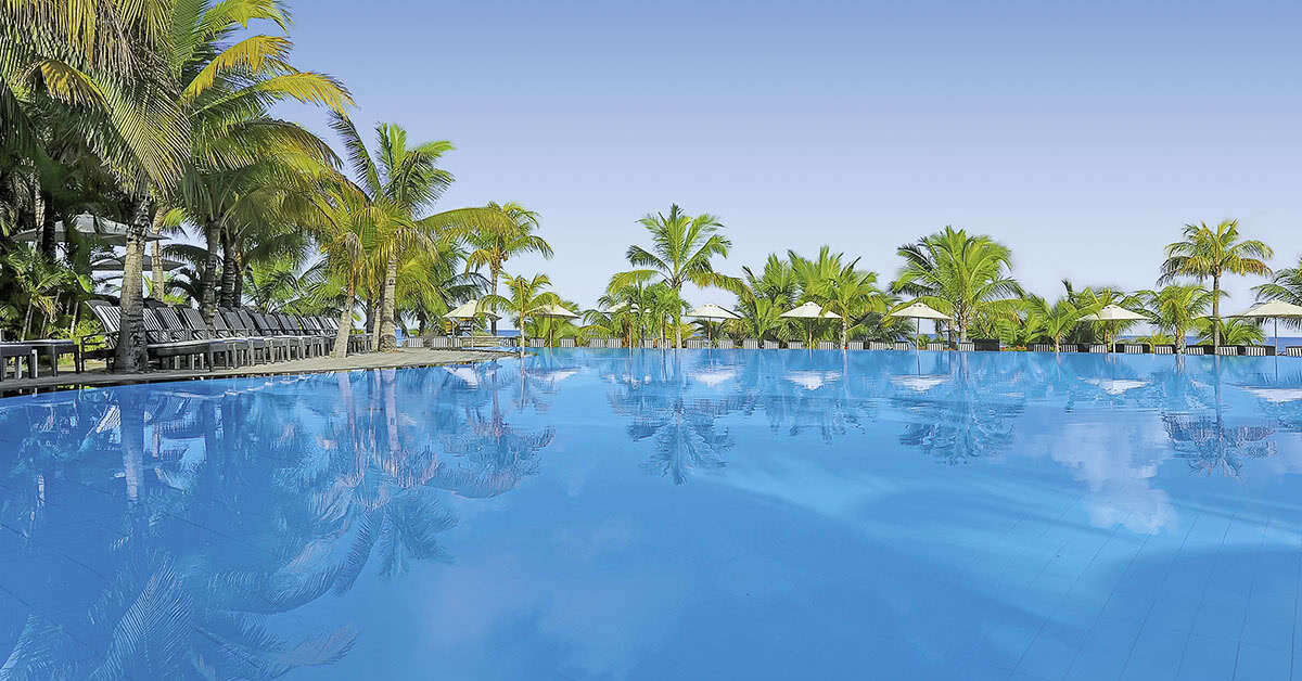 Een foto van het zwembad bij Victoria Beachcomber Resort & Spa