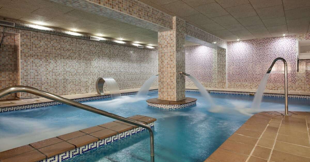 Een foto van het zwembad bij Aparthotel Best Alcazar