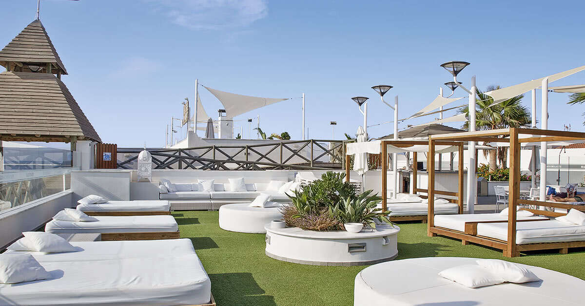 Een foto van het terras bij Hotel Playa de la Luz