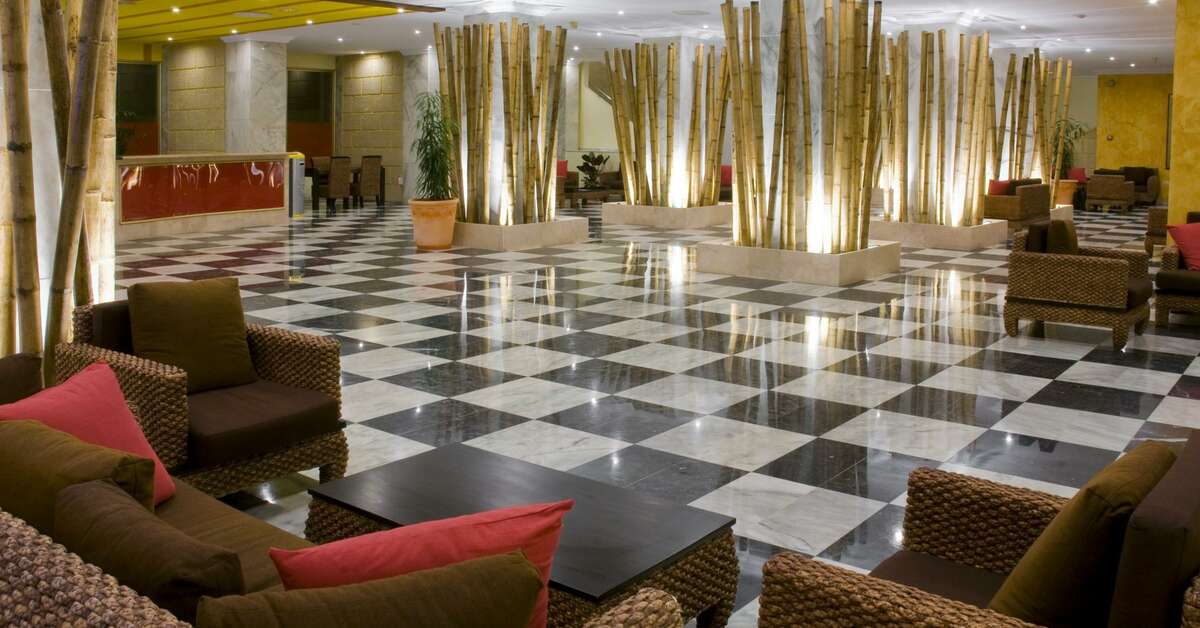 Een foto van het interieur van Las Piramides Resort