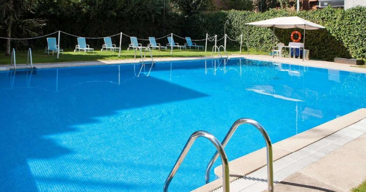 Een foto van het zwembad bij NH Madrid Ventas