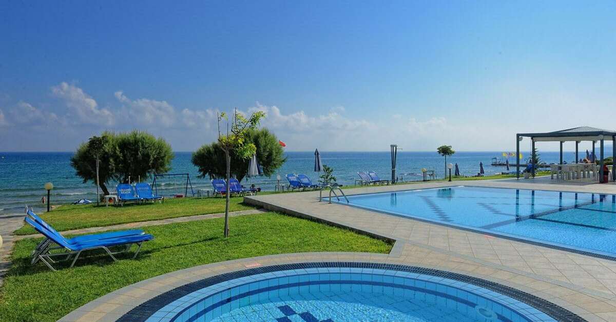 Ein Foto vom Pool im Ariadne Beach Hotel