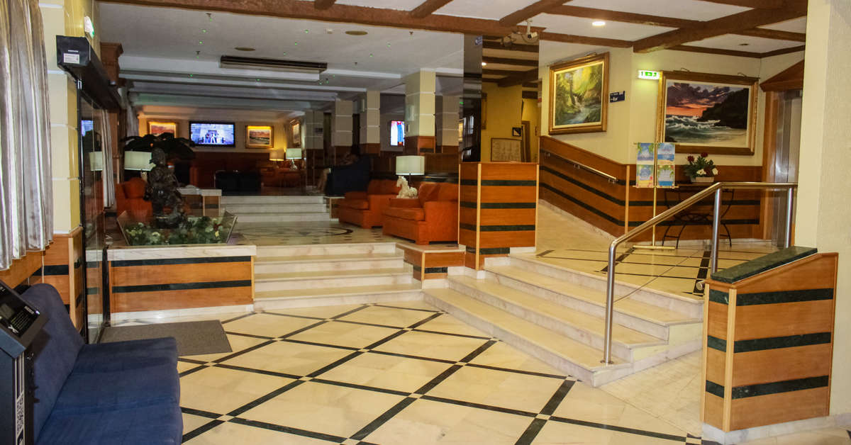 Een foto van het interieur van Baia Beach Hotel