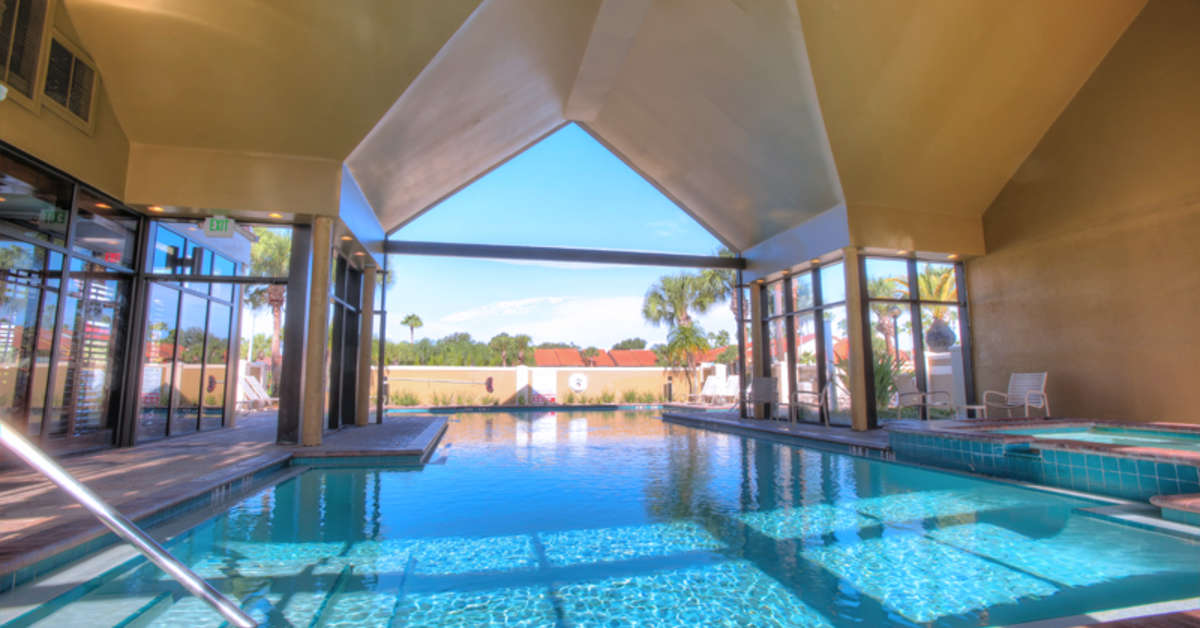 Een foto van het zwembad bij Legacy Vacation Resort