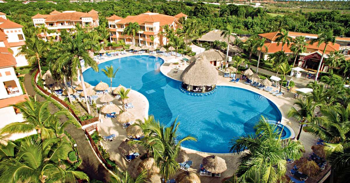 Een foto van het zwembad bij Grand Bahia Principe Turquesa
