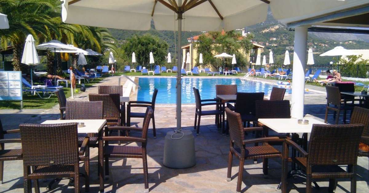 Een foto van het terras bij Hotel Yannis Corfu
