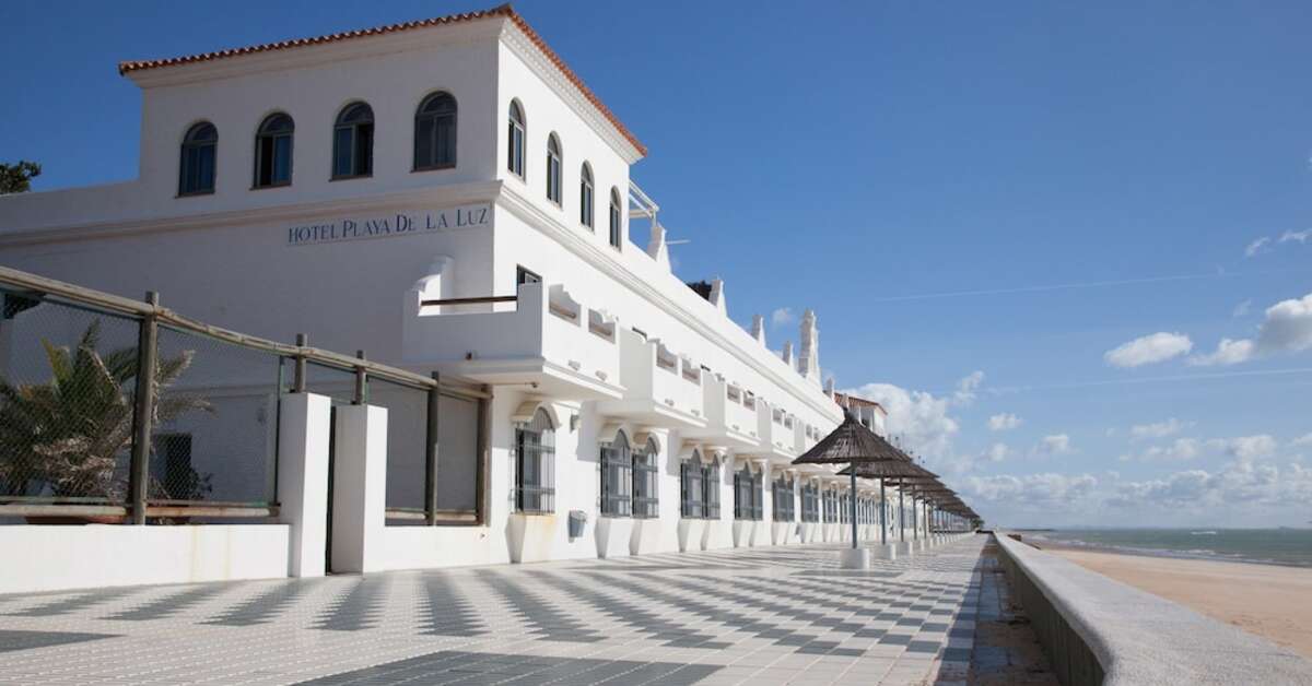 Een foto van de buitenkant van Hotel Playa de la Luz