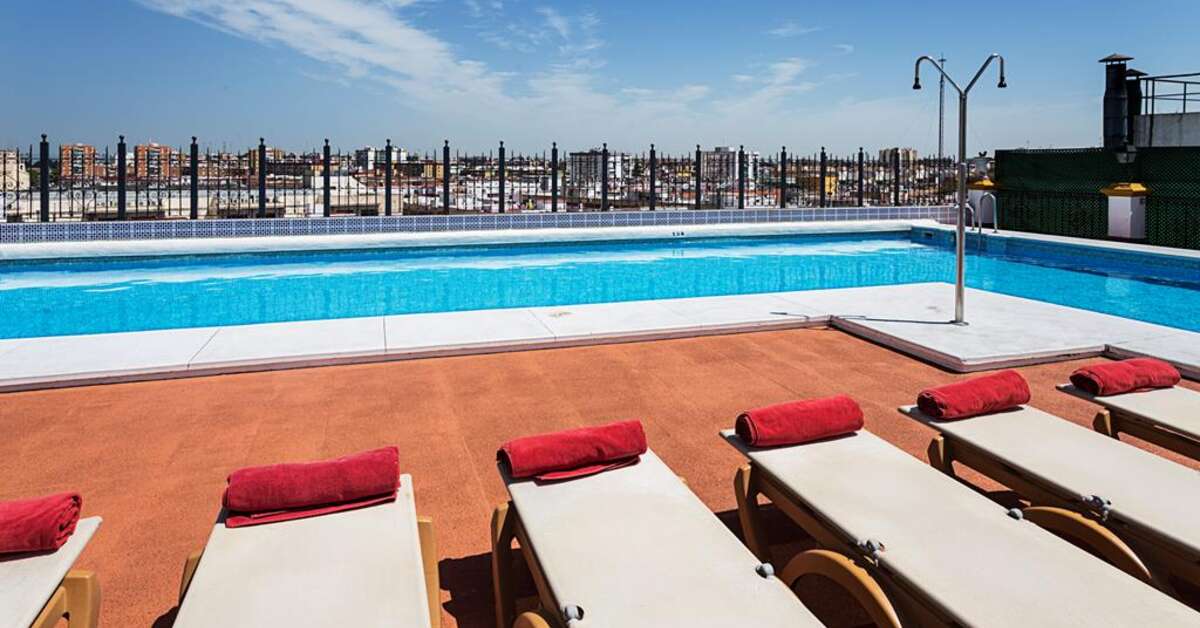 Een foto van het zwembad bij Exe Sevilla Macarena