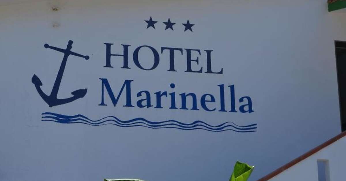 Ein Foto von der Außenansicht des Hotel Marinella