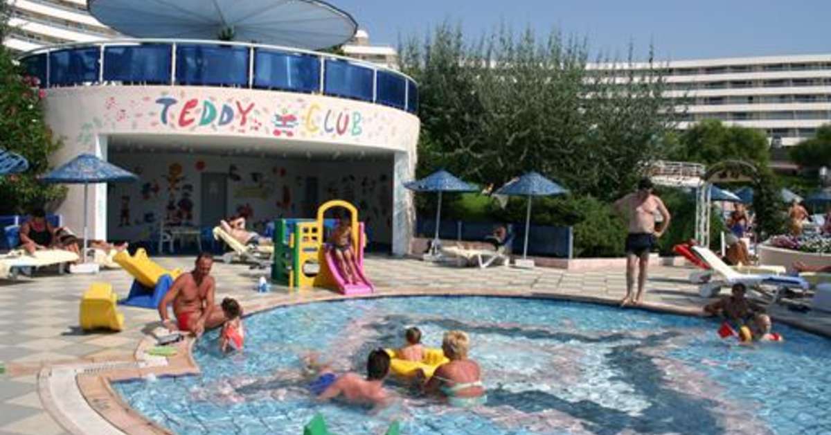 Een foto van het zwembad bij The Grand Blue Sky International