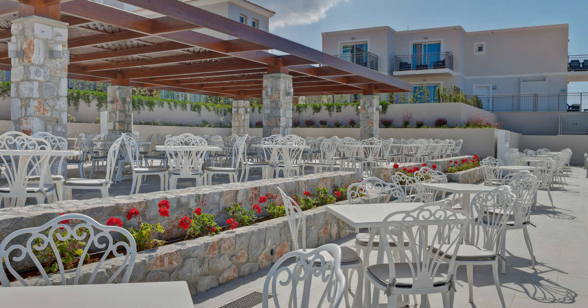 Een foto van het terras bij Anemos Luxury Grand Resort