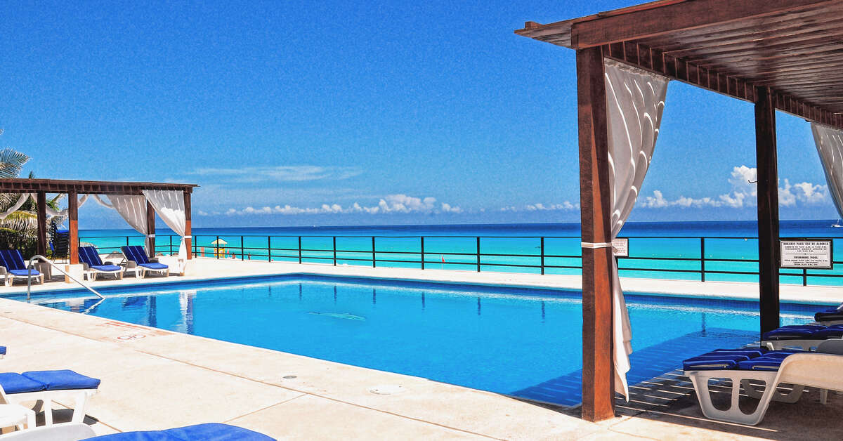 Een foto van het zwembad bij Flamingo Cancun Resort