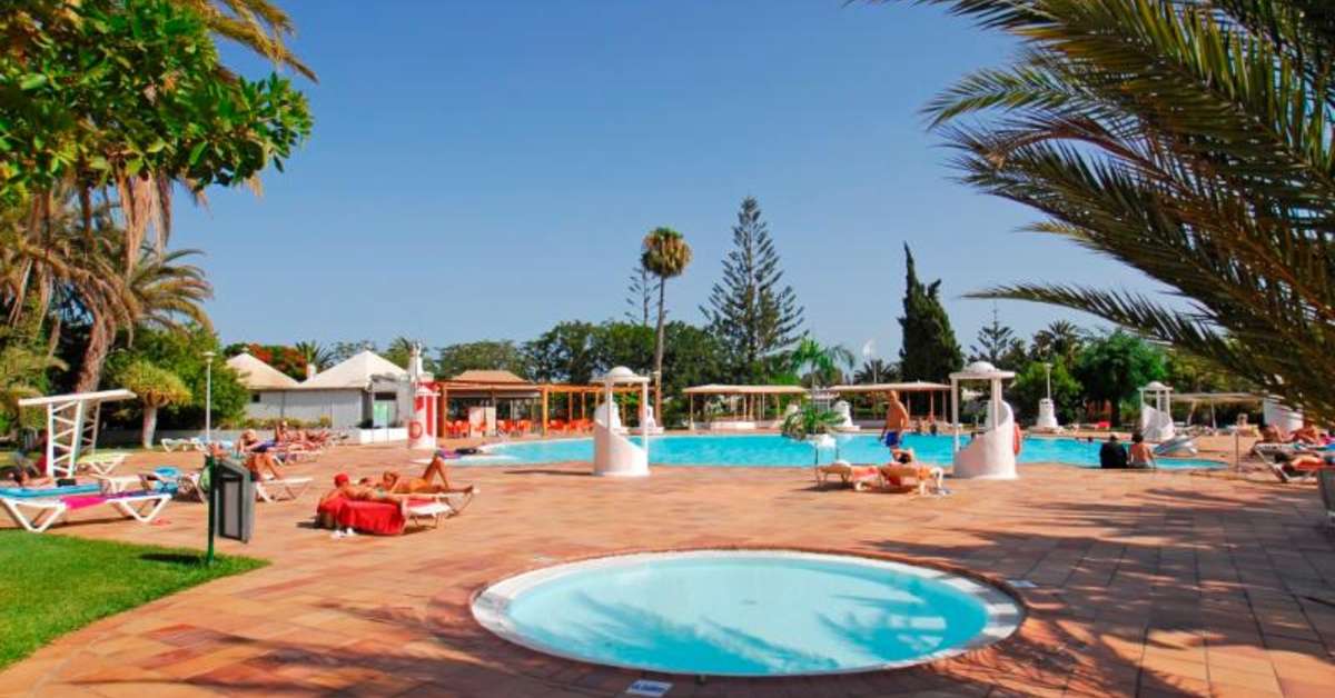 Een foto van het zwembad bij Cordial Sandy Golf Bungalows