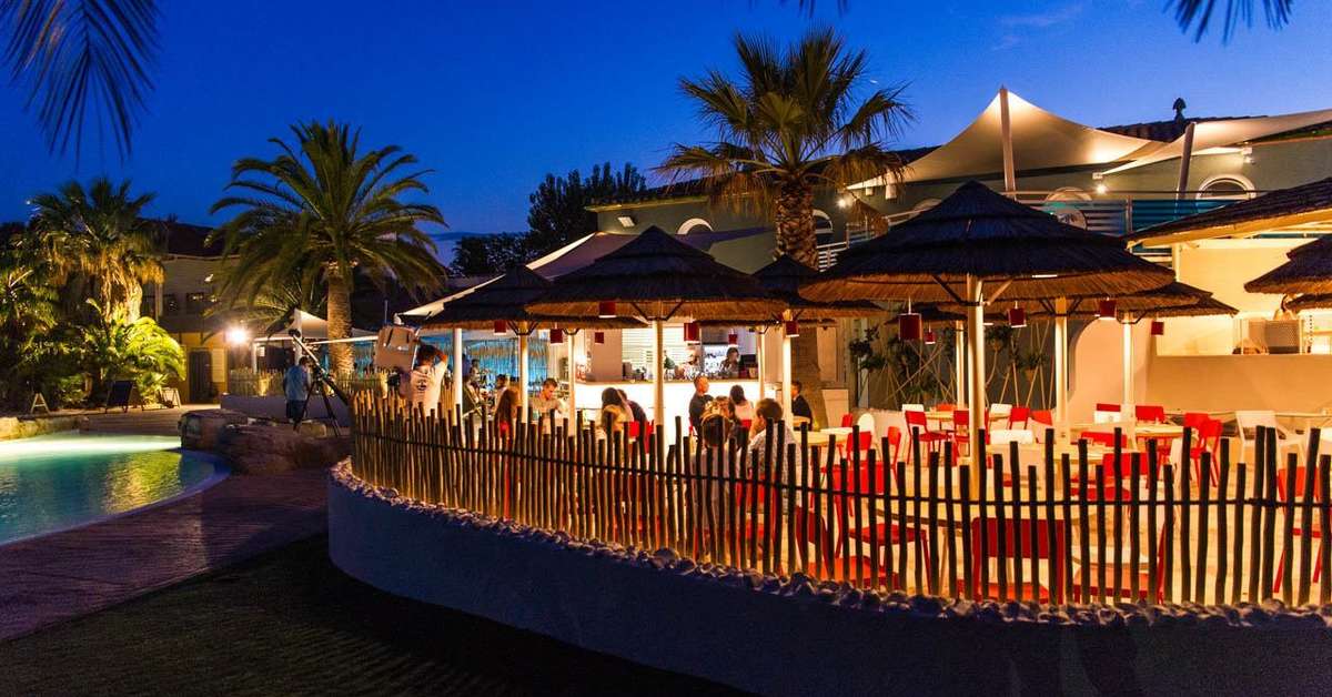 Een foto van het terras bij Camping La Sirene