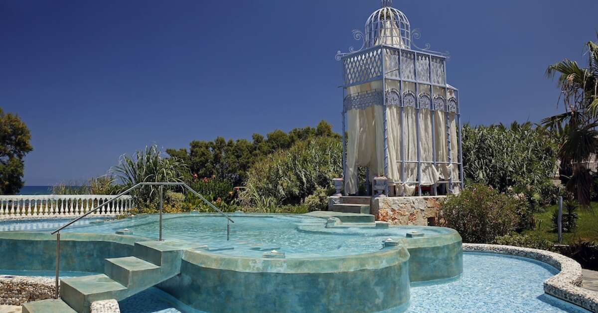 Ein Foto vom Pool im Orpheas Resort