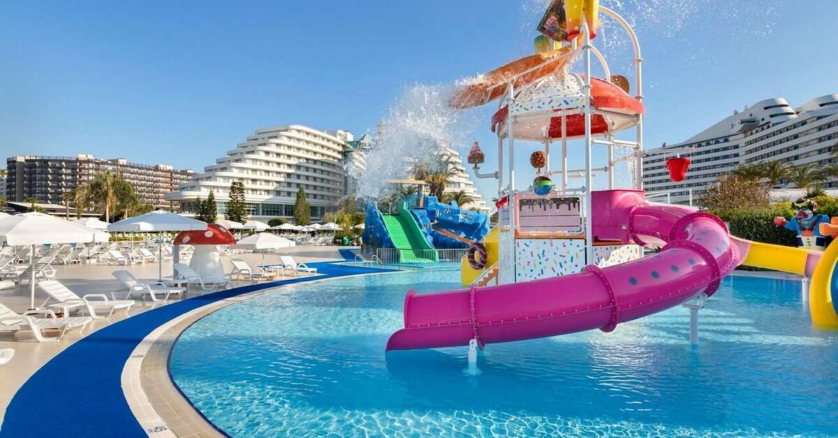 Een foto van het zwembad bij Miracle Resort Hotel