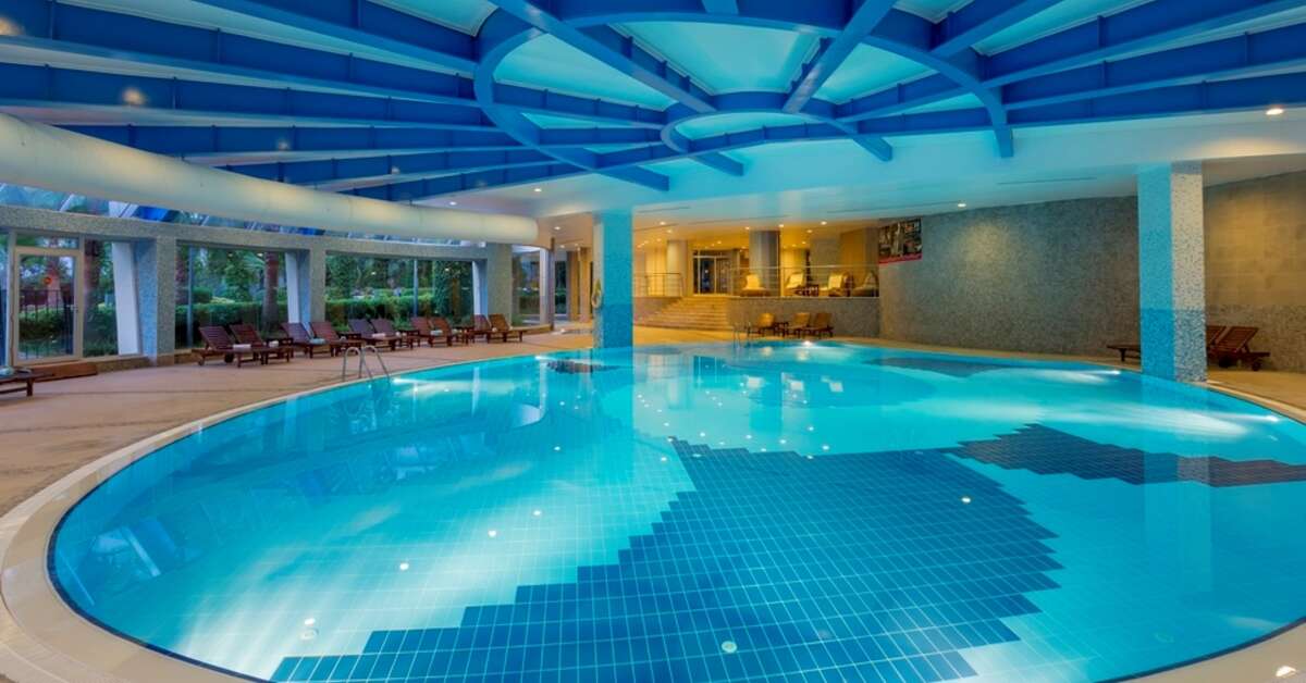 Een foto van het zwembad bij Mukarnas Spa Resort