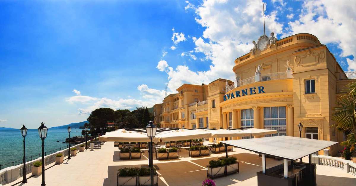 Een foto van de buitenkant van Hotel Kvarner