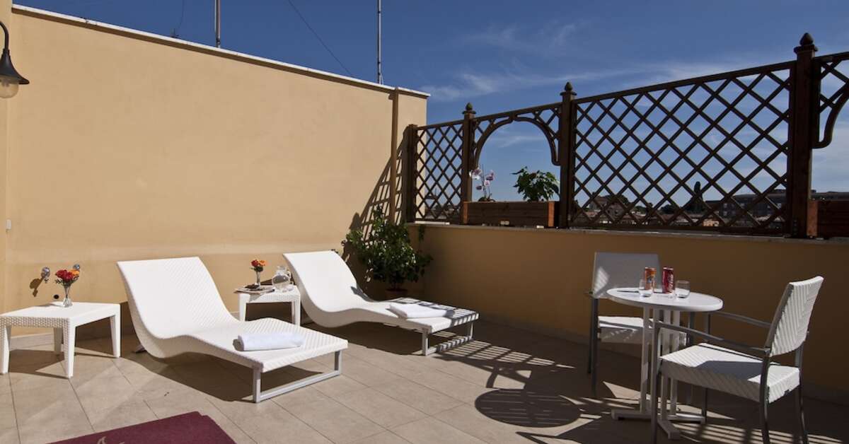 Een foto van het terras bij Hotel Best Roma