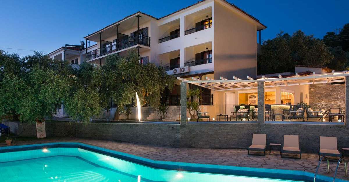 Een foto van het zwembad bij Villa Natassa
