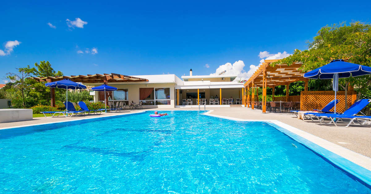 Ein Foto vom Pool im Stafilia Beach