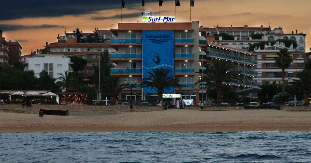 Een foto van de buitenkant van Hotel Surf-Mar by Samba Hotels