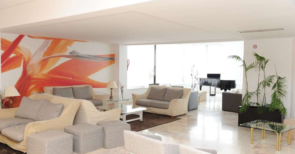 Een foto van het interieur van Dorisol Estrelicia Hotel